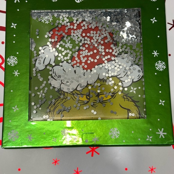 -SALE-Dr. Seuss The Grinch 16 Color Eyeshadow Palette - Picture 4 of 6